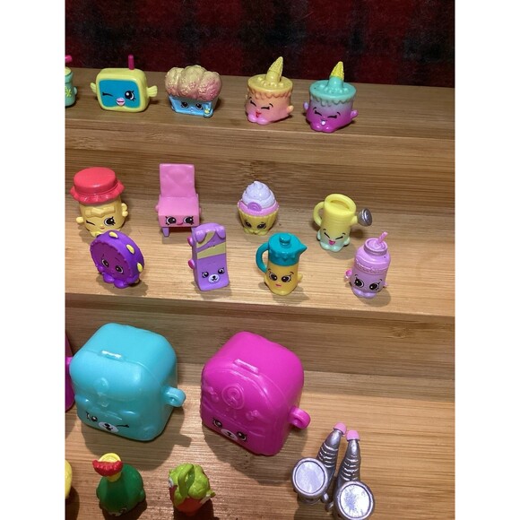 Shopkins Season Five 5 Lot 22 Figures Plus 4 Cases Moose Toys Animated Foods - Picture 4 of 9